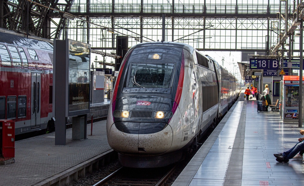 train-6864513_1280